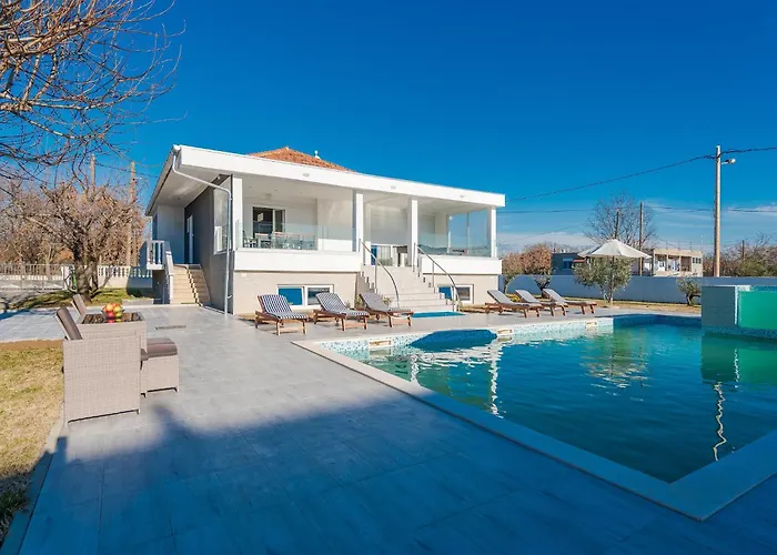 Dom wakacyjny In With Pool Near Zadar Galovac (Zadar)