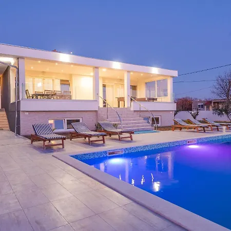 Classy In With Swimming Pool Feriehus *