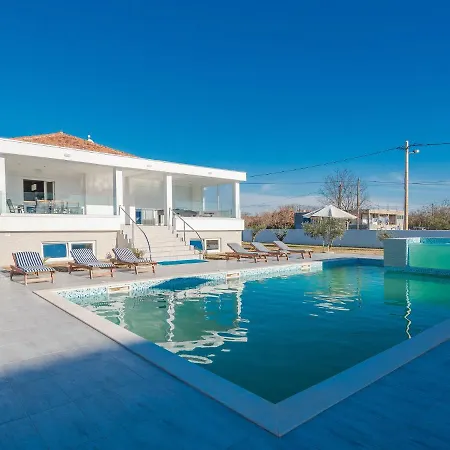 Classy In With Swimming Pool Feriehus Galovac (Zadar)