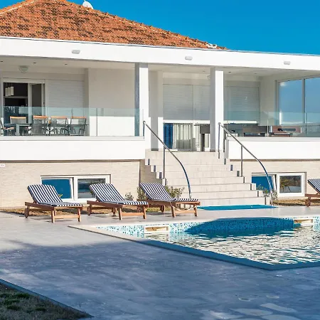 Feriehus Classy In With Swimming Pool