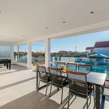 Classy In With Swimming Pool Feriehus Galovac (Zadar)