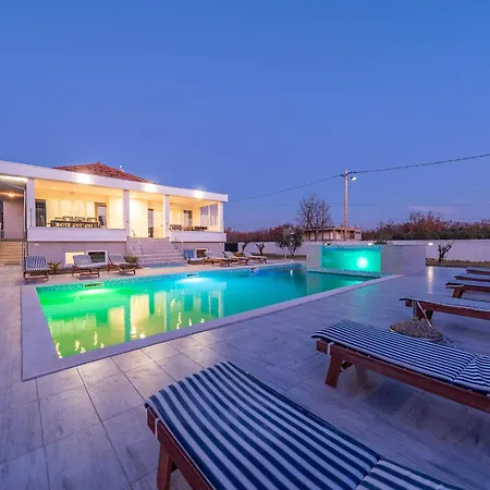 Дом отдыха In With Pool Near Zadar