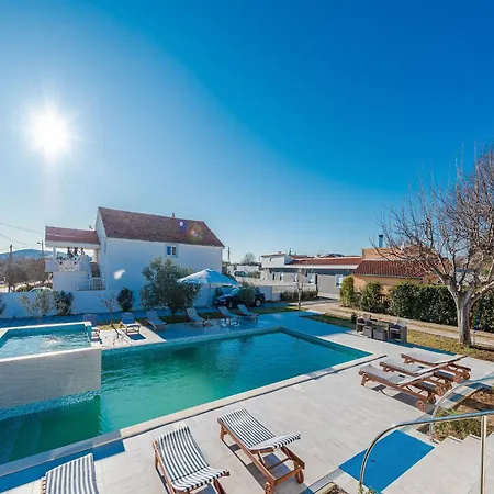In With Pool Near Zadar 度假居 Galovac (Zadar)