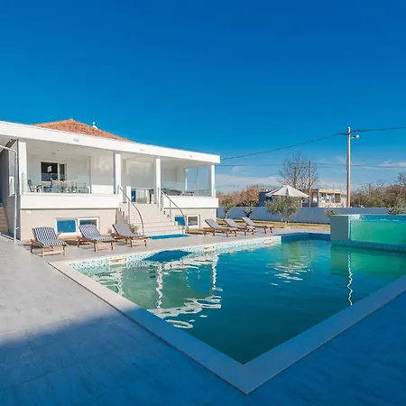 In With Pool Near Zadar Vikendica