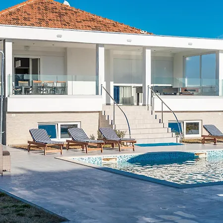 度假居 In With Pool Near Zadar *