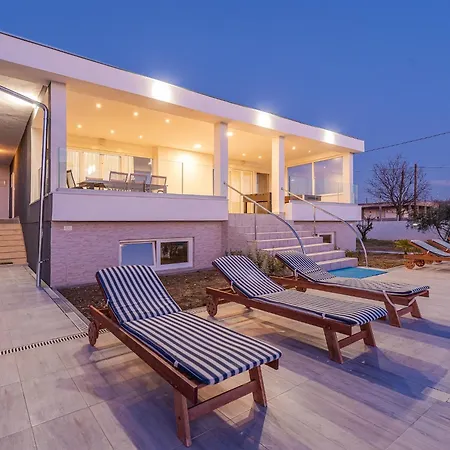 In With Pool Near Zadar Дом отдыха