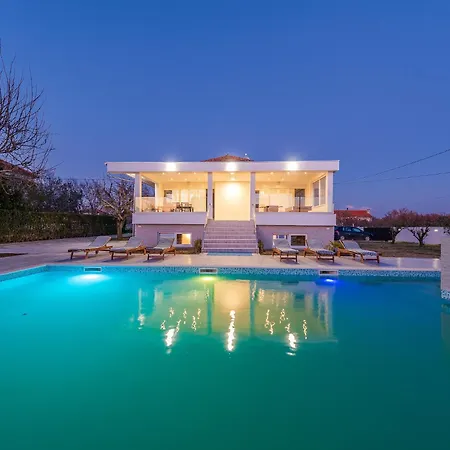 Vikendica In With Pool Near Zadar