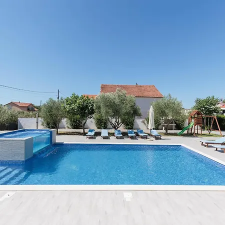 Hébergement de vacances In With Pool Near Zadar *