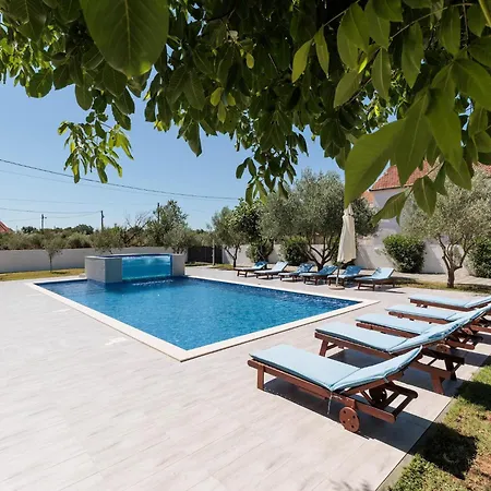 Hébergement de vacances In With Pool Near Zadar Galovac (Zadar)