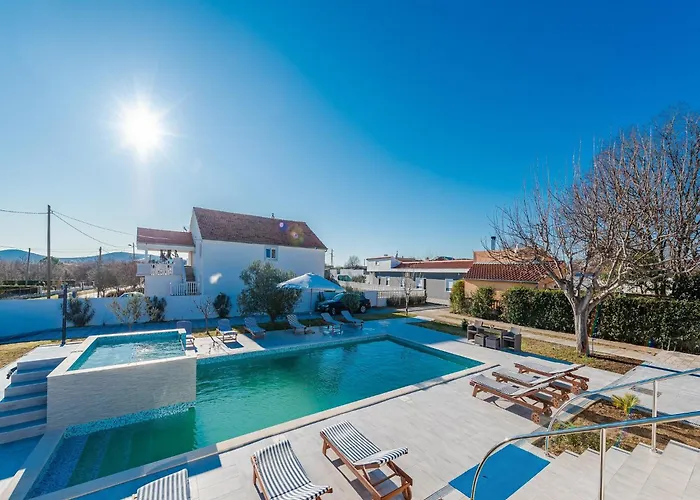 In With Pool Near Zadar 度假居 Galovac (Zadar)