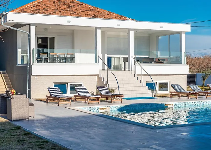 度假居 In With Pool Near Zadar *